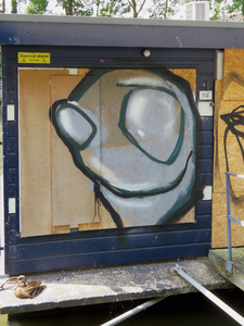 833728 Afbeelding van graffiti op een dichtgezet venster in een van de nog resterende prostitutieboten aan het Zandpad ...